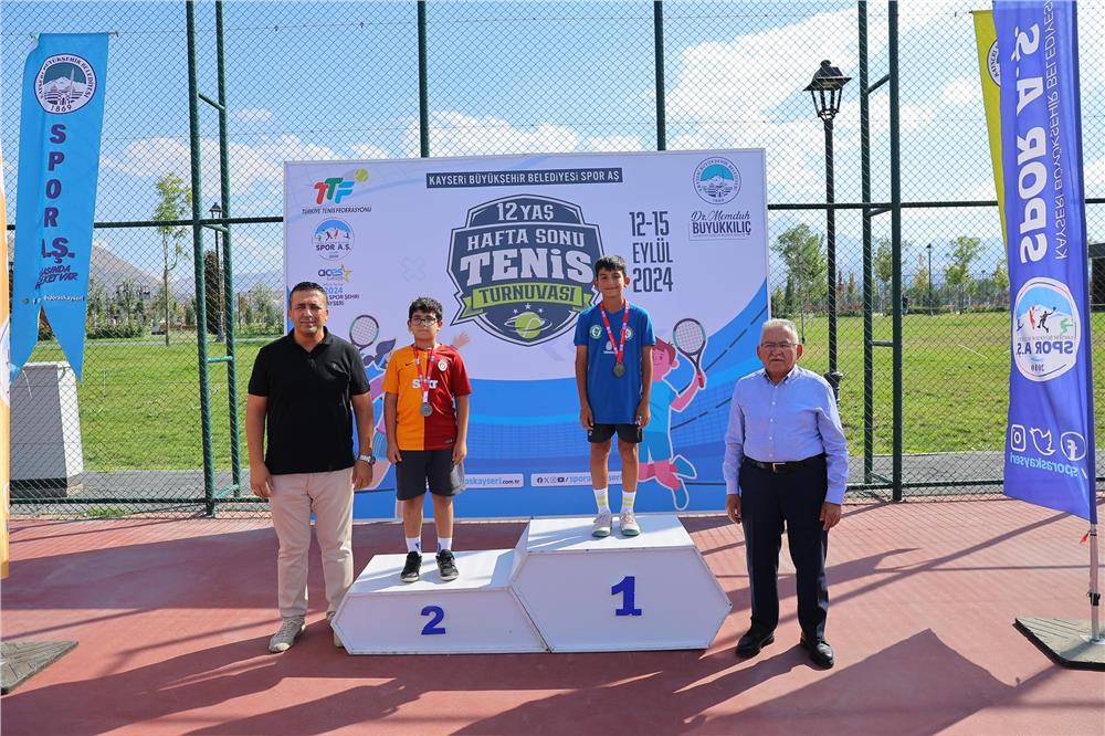 Başkan Büyükkılıç, Ulusal 12 Yaş Hafta Sonu Tenis Turnuvası’nda sporcularla buluştu