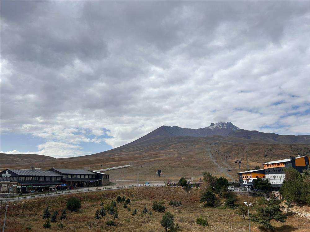 Erciyes' mevsimin ilk karı yağdı