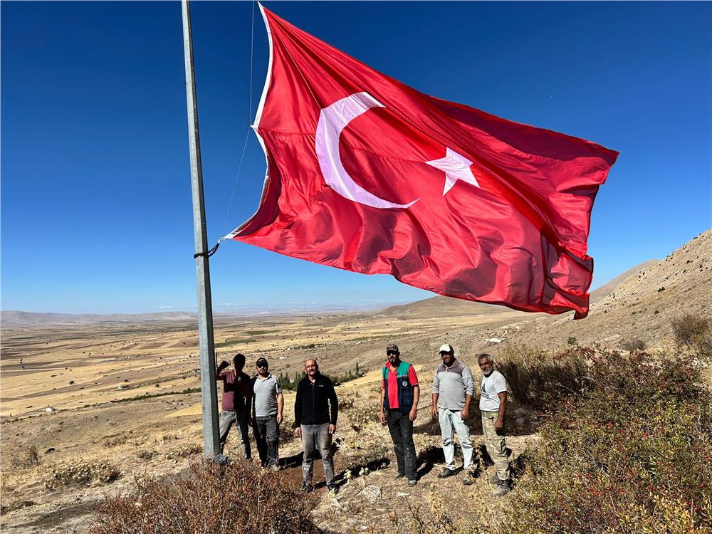 Çanakpınar mahallesinin zirvesine dev Türk Bayrağı asıldı