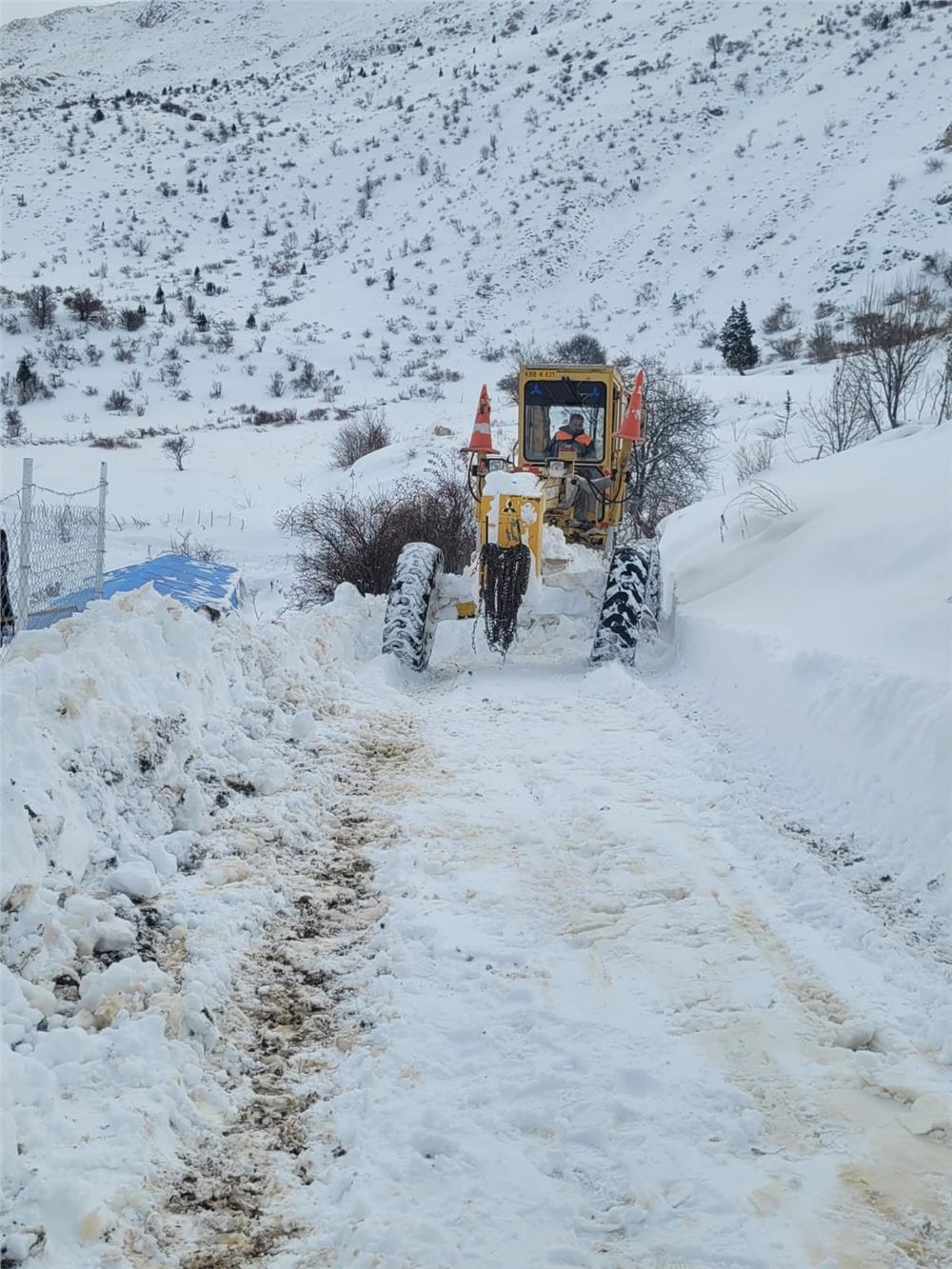 Büyükşehir’in kırsalda karla mücadelesi etkin şekilde sürüyor