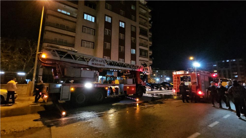 Evini ateşe verdi, binayı sokağa döktü