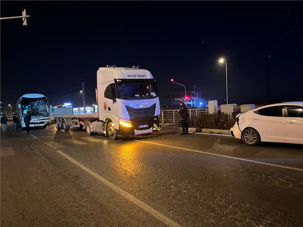 Kayseri'de 3 araçlı zincirleme kaza: 2 yaralı