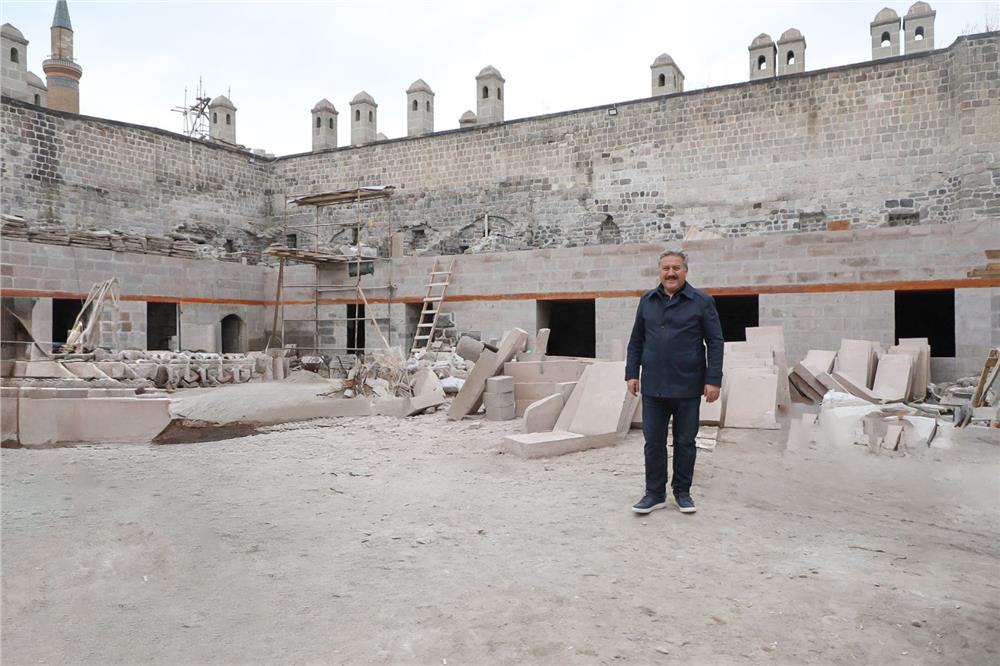 520 yıllık tarihi Gön Han izlerinden yeniden ayağa kalkıyor