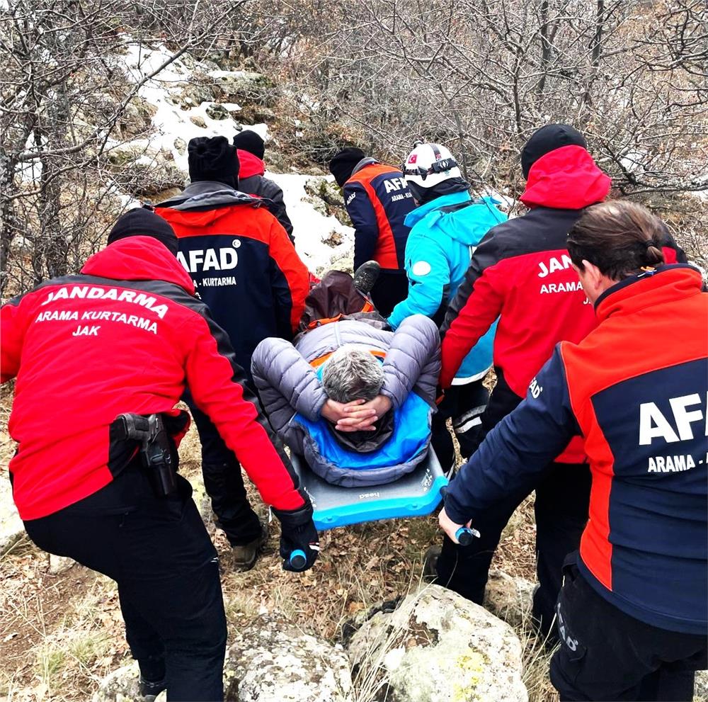 Erciyes'te yürüyüş yaparken ayağı kırılan dağcı kurtarıldı