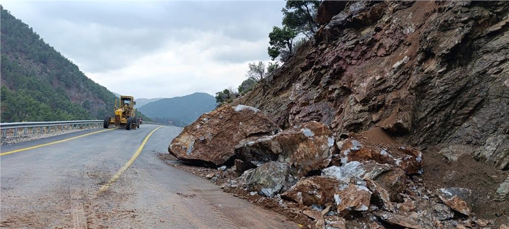 Kapuzbaşı Yolu'ndaki heyelana Büyükşehir'den hızlı müdahale