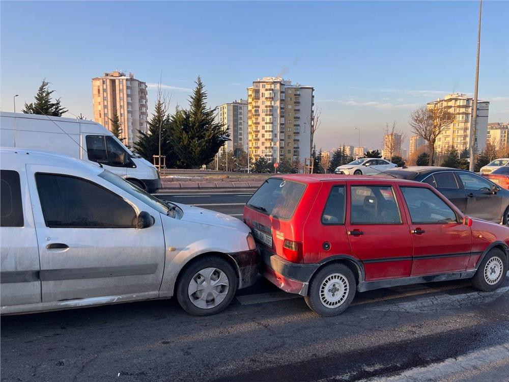 Kayseri'de 3 aracın karıştığı zincirleme kaza: 2 yaralı