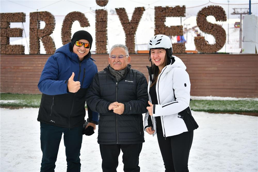 Başkan Büyükkılıç, turistlerle dolup taşan Erciyes’i ziyaret etti