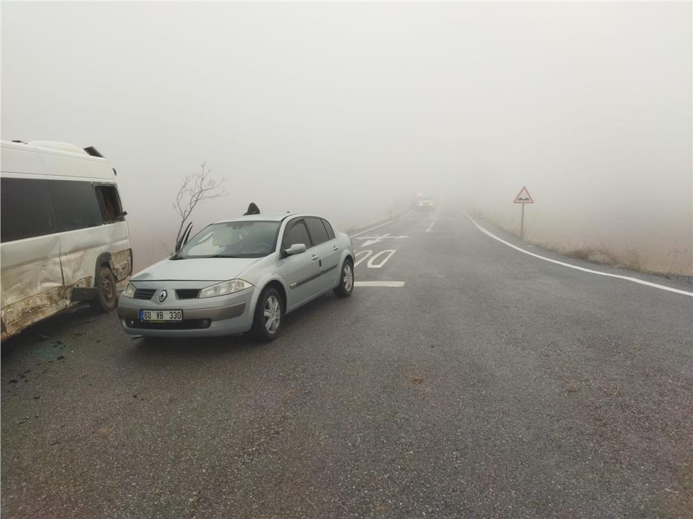 Öğrenci servisi ile otomobil çarpıştı: 10 yaralı