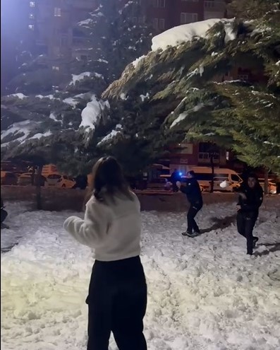 Kayseri polisi, gençlerle kartopu oynadı