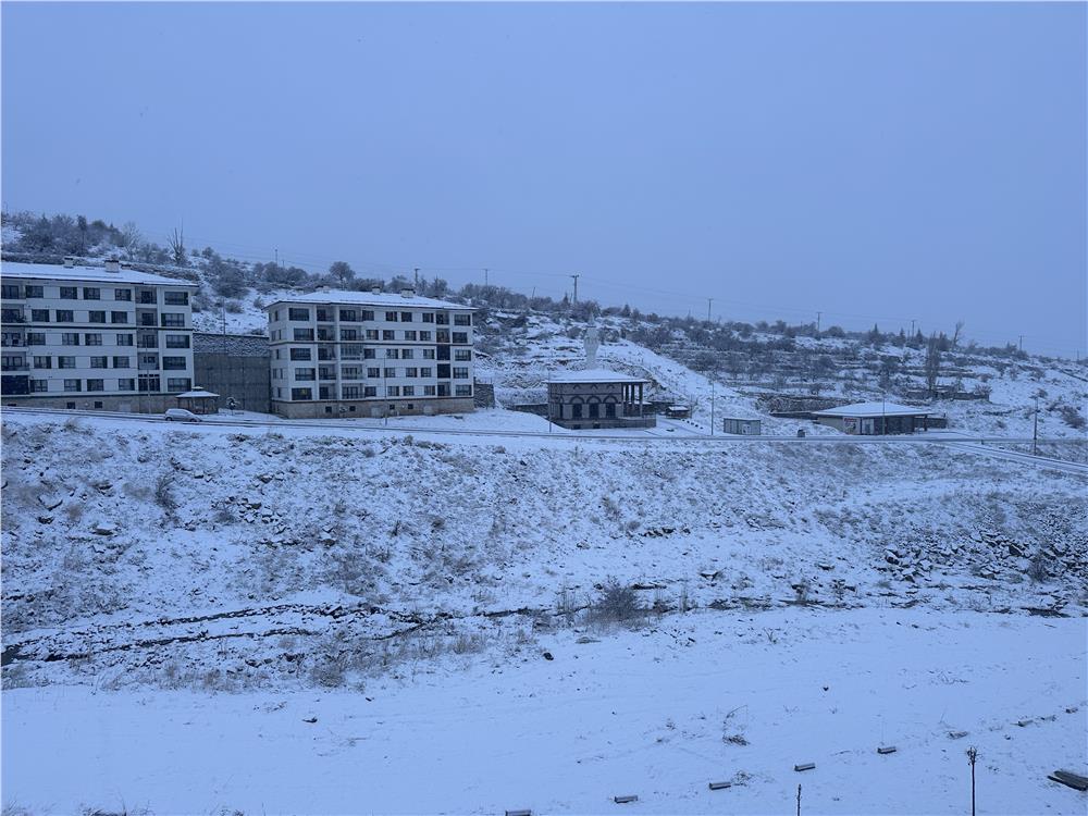 Kayseri'de kar yağışı sehri beyaza bürüdü