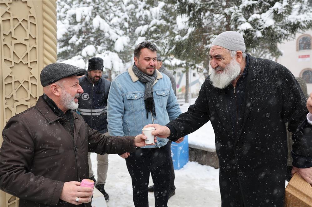 Kocasinan Belediyesi'nden soğuk havada salep ikramı