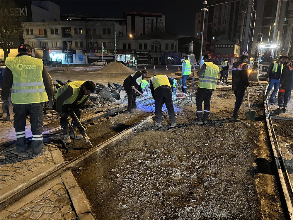 Büyükşehir'den raylı sistem güzergahında gece boyu bakım çalışması