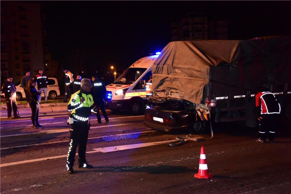Kayseri'de otomobil tırın altına girdi, kağıt gibi ezildi: 1 ölü Kayseri'de otomobil tırın altına girdi, kağıt gibi ezildi: 1 ölü